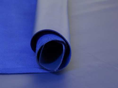 Napa lisa en color Azulón, un tono llamativo y juvenil para artículos de piel