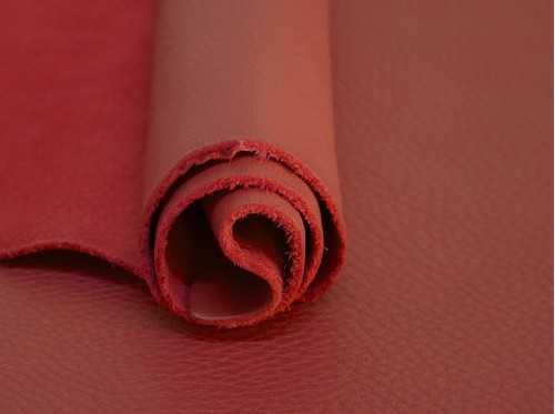 Color Rojo o Pomodoro, atrevido y alegre para calzado y bolsos en piel de ternera