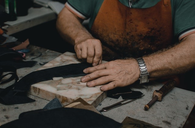 Leather handles: The trick for the perfect edge of your knives and penknives